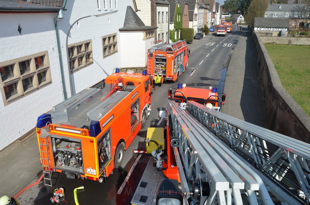Feuer 3 Dachstuhlbrand Koeln Rath Heumar Gut Maarhausen Eilerstr P563.JPG